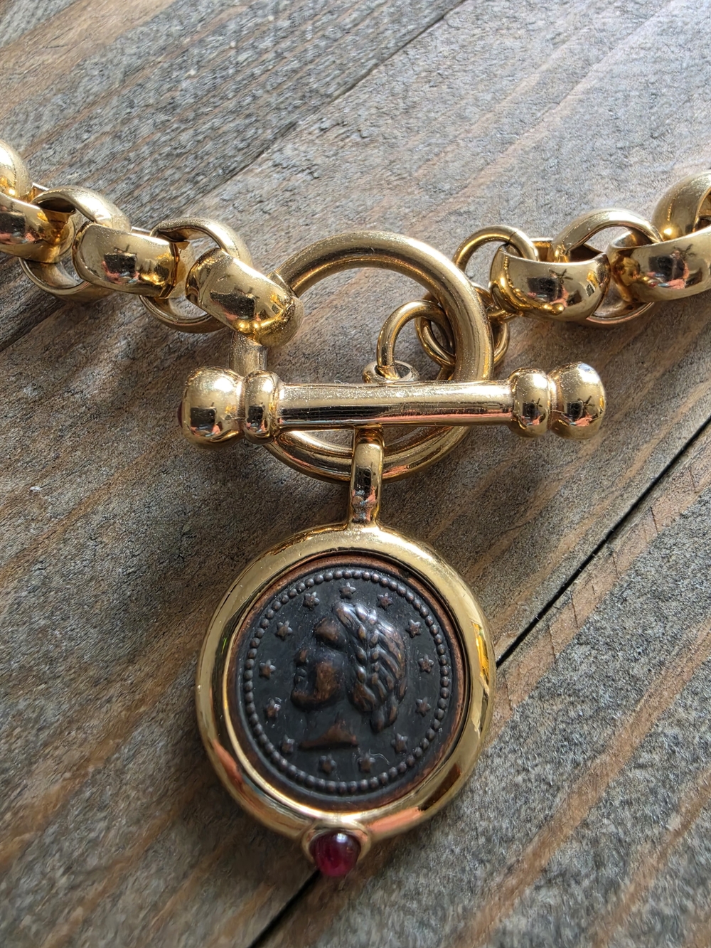 Collar Necklace Gold Tone W/carved Cameo Pendant - Picture 3 of 8